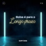 Samy Dana Instagram - Qual a probabilidade de você ganhar dinheiro na bolsa? Depende muito de quanto tempo você fica investido. Fiz esses cálculos!     É importante notar que esses ganhos são ganhos REAIS! Ou seja, estou descontando a inflação. Foram centenas de simulações para determinar a sua probabilidade de ganhar dinheiro na bolsa, usando o Ibovespa, a cada mês para determinar sua chance de ter ganhos em 1 dia, 3 meses, 1 ano, 3 anos, 5 anos, 10 ou 20 anos.      A descoberta foi: quanto mais tempo você ficar na bolsa, maior sua probabilidade de ter um investimento campeão. O investidor que colocou dinheiro no Ibovespa em qualquer época de qualquer ano apresentou ganhos consistentes em 20 anos. Ninguém que manteve esses investimentos por esse tempo perdeu dinheiro desde 1994.     Para outros períodos depende muito de seu ponto de entrada. Então o jeito mais fácil de aumentar suas chances de ganhar na bolsa é ficar mais tempo com seus investimentos, o que reforça a velha máxima: BOLSA DE VALORES É PARA LONGO PRAZO.