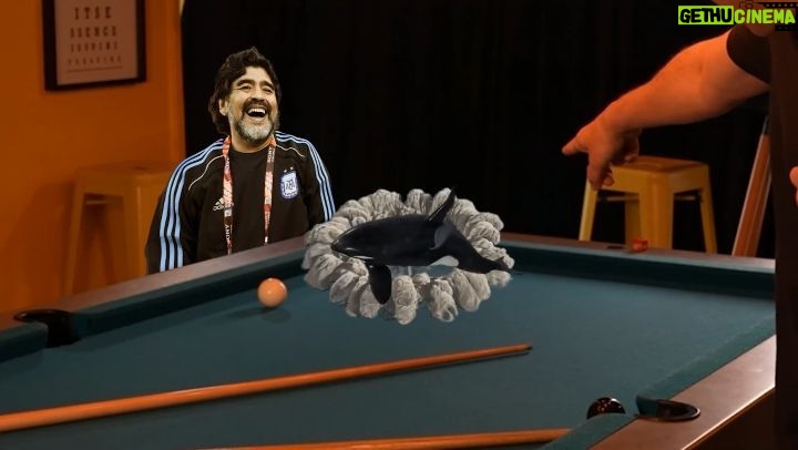 Samy Dana Instagram - Saiu o 2o episódio das melhores tacadas de sinuca que vc verá hj!!! ASSISTA AO VÍDEO COMPLETO, LINK NA BIO!!! #sinuca #trickshot #pool #bilhar #tacadas @programapanico
