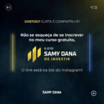 Samy Dana Instagram - Qual a probabilidade de você ganhar dinheiro na bolsa? Depende muito de quanto tempo você fica investido. Fiz esses cálculos!     É importante notar que esses ganhos são ganhos REAIS! Ou seja, estou descontando a inflação. Foram centenas de simulações para determinar a sua probabilidade de ganhar dinheiro na bolsa, usando o Ibovespa, a cada mês para determinar sua chance de ter ganhos em 1 dia, 3 meses, 1 ano, 3 anos, 5 anos, 10 ou 20 anos.      A descoberta foi: quanto mais tempo você ficar na bolsa, maior sua probabilidade de ter um investimento campeão. O investidor que colocou dinheiro no Ibovespa em qualquer época de qualquer ano apresentou ganhos consistentes em 20 anos. Ninguém que manteve esses investimentos por esse tempo perdeu dinheiro desde 1994.     Para outros períodos depende muito de seu ponto de entrada. Então o jeito mais fácil de aumentar suas chances de ganhar na bolsa é ficar mais tempo com seus investimentos, o que reforça a velha máxima: BOLSA DE VALORES É PARA LONGO PRAZO.