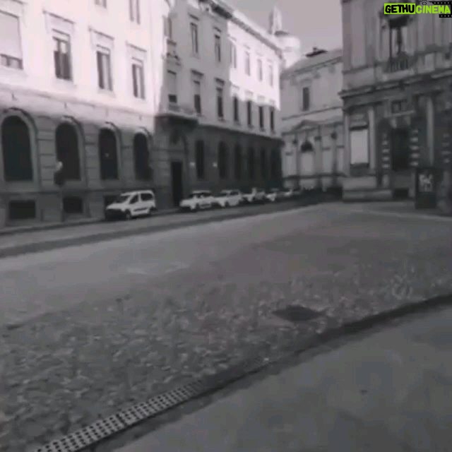 Samy Dana Instagram - Quanto vale uma obra de arte que não existe? 👻👻👻 O artista plástico italiano @salvatore_garau vendeu uma ‘obra de arte’ invisível 'FEITA DE AR E ESPÍRITO' por cerca de R$ 93 mil. A obra batizada de ‘lo sono’, que significa ‘eu sou’, é uma escultura imaterial, ou seja, que não existe. Pelo menos não fora da mente de seu criador. Veja o vídeo postado no Instagram de Salvatore Garau, que diz que a instalação existe e é feita de "ar e espírito". ➡️➡️➡️