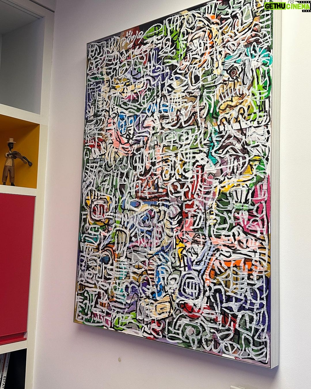 Samy Dana Instagram - Minha casa tem tantas obras do @jotape_artist que é inevitável lembrar dele todos os dias. Me pergunto se é karma ou privilégio 😅