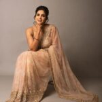 Samyuktha Shanmughanathan Instagram – Wishing you loveliesss a happy happy happy Pongal !! Hope y’all ate karumbu ( sugarcane) , venn Pongal and chakra Pongal , also took a nice Power Nap post lunch 💥🎉 wishing you all the happiness and prosperity 💯💥

Makeup , Hair and Drape by @promakeup_chennai 
shot by @balakumaran.19 
styled by @deekshitanikkam 
outfit by @fatiz_official 
jewellery @heerbypriyanka