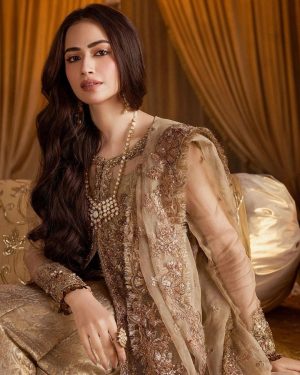 Sana Javed Instagram - What a dreamy & enchanting formal collection; @motifzclothing x @saniahasancouture collection is officially now live, order now before it’s sold out 
https://motifz.com.pk 
.
.
.
Hair and makeup : @sunil_mua 
Styling: @mamoontariq 
Coordination: @arprofficial 
@onetake.productionss 

#MotifzXSaniaHasan #BridalCouture #SaniaHasan #Designerwear #Affordable #SanaJavedxMotifz #SanaJavedxSaniaHasan #motifz#motifzclothing