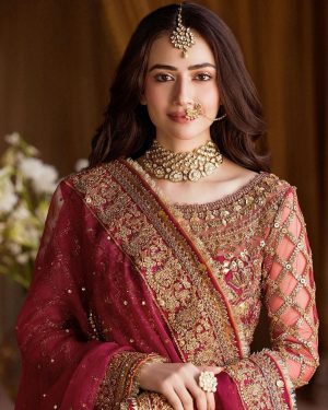 Sana Javed Instagram - What a dreamy & enchanting formal collection; @motifzclothing x @saniahasancouture collection is officially now live, order now before it’s sold out 
https://motifz.com.pk 
.
.
.
Hair and makeup : @sunil_mua 
Styling: @mamoontariq 
Coordination: @arprofficial 
@onetake.productionss 

#MotifzXSaniaHasan #BridalCouture #SaniaHasan #Designerwear #Affordable #SanaJavedxMotifz #SanaJavedxSaniaHasan #motifz#motifzclothing