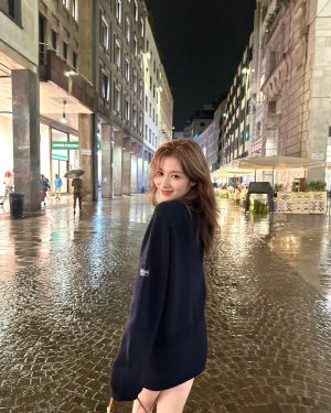 Sana Minatozaki Instagram - 비오면 한번씩 맞아주기🌂🌧️