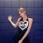 Sana Minatozaki Instagram - 런던원스 에너지받고 챙이 뽀뽀받고🪄💋