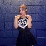 Sana Minatozaki Instagram - 런던원스 에너지받고 챙이 뽀뽀받고🪄💋