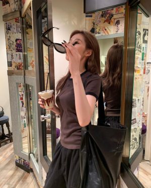 Sana Minatozaki Instagram - 바나나소이어쩌구스무디 한손에 들고🪞🤎