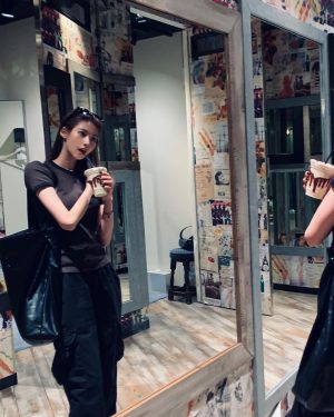 Sana Minatozaki Instagram - 바나나소이어쩌구스무디 한손에 들고🪞🤎