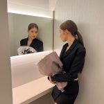 Sana Minatozaki Instagram - . YSLの新作アイシャドウ「クチュールミニクラッチ」の新製品発表会にメイクアップミューズとして出席させていただきました🪞 イベントでつけていたNo.500の絶妙なピンクと、ダイヤモンドの様なラメの輝きに今もまだうっとりしています💭💎🤍 #YSLBEAUTYpartner #クチュールミニクラッチ #PR #JAPAN