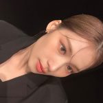 Sana Minatozaki Instagram - . YSLの新作アイシャドウ「クチュールミニクラッチ」の新製品発表会にメイクアップミューズとして出席させていただきました🪞 イベントでつけていたNo.500の絶妙なピンクと、ダイヤモンドの様なラメの輝きに今もまだうっとりしています💭💎🤍 #YSLBEAUTYpartner #クチュールミニクラッチ #PR #JAPAN