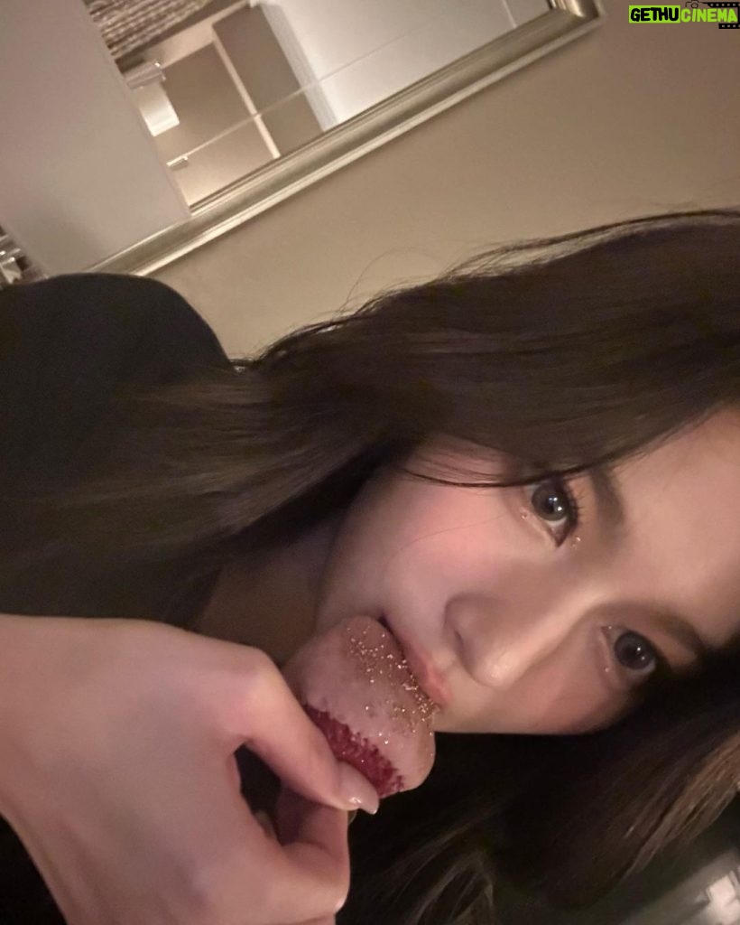 Sana Minatozaki Instagram - 그냥 너무 딱 내스타일이였다🍓✧︎*。