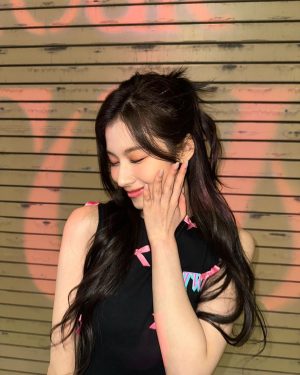 Sana Minatozaki Instagram - Our cute ONCE made me happy on Oakland Day1💐🎀🩷