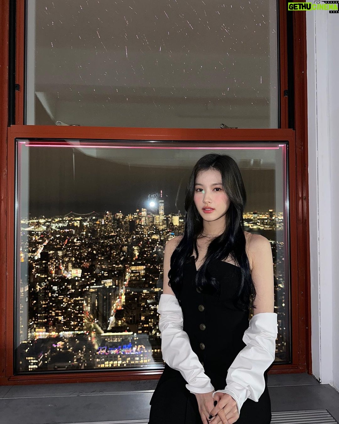 Sana Minatozaki - 2.4 Million Likes - Last day in snowy New York looking down from Empire State Building❤︎
