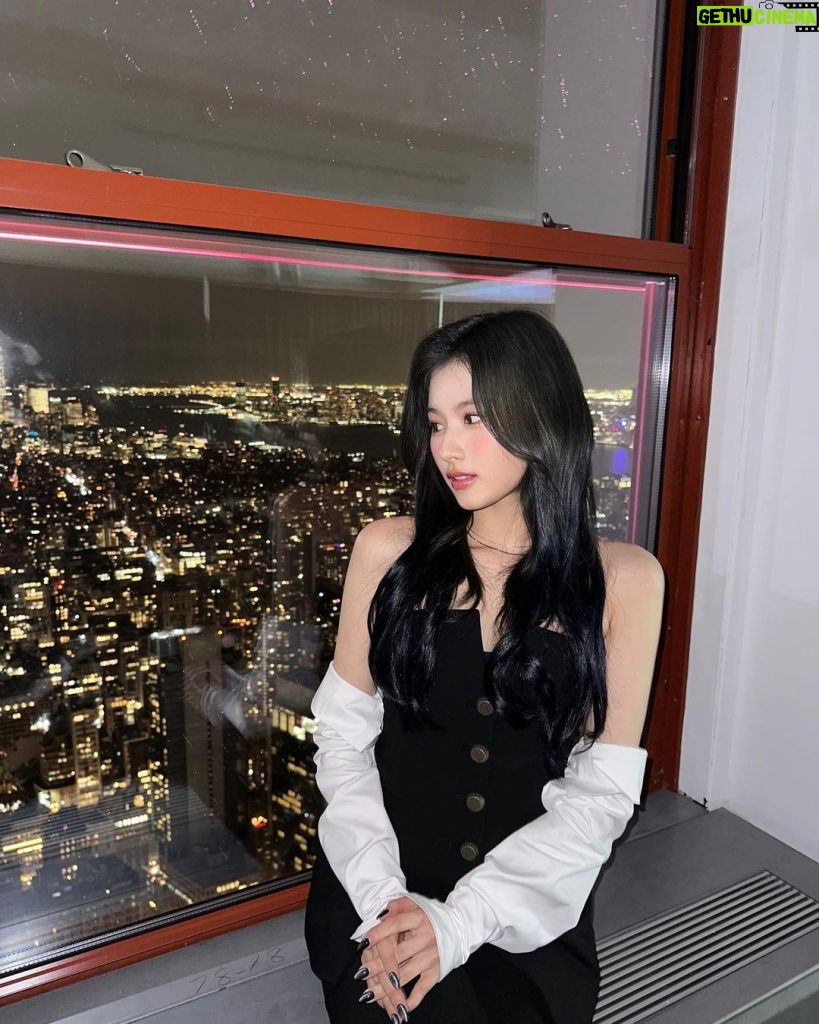 Sana Minatozaki Instagram - Last day in snowy New York looking down from Empire State Building❤︎
