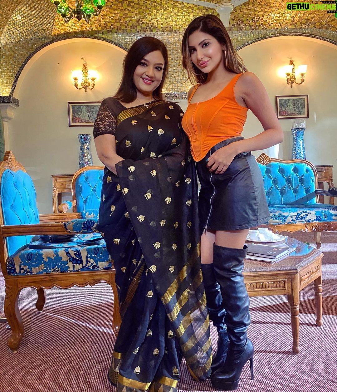 Sana Sultan Instagram - This One with my on-screen Mommy❤️ @sheelassharmaa you are an amazing actress & beautiful soul… learnt a lot from you already.. Be it tips on Acting or How to manifest quickly! Hahah Implementing it all… Much love😘🫶🏻