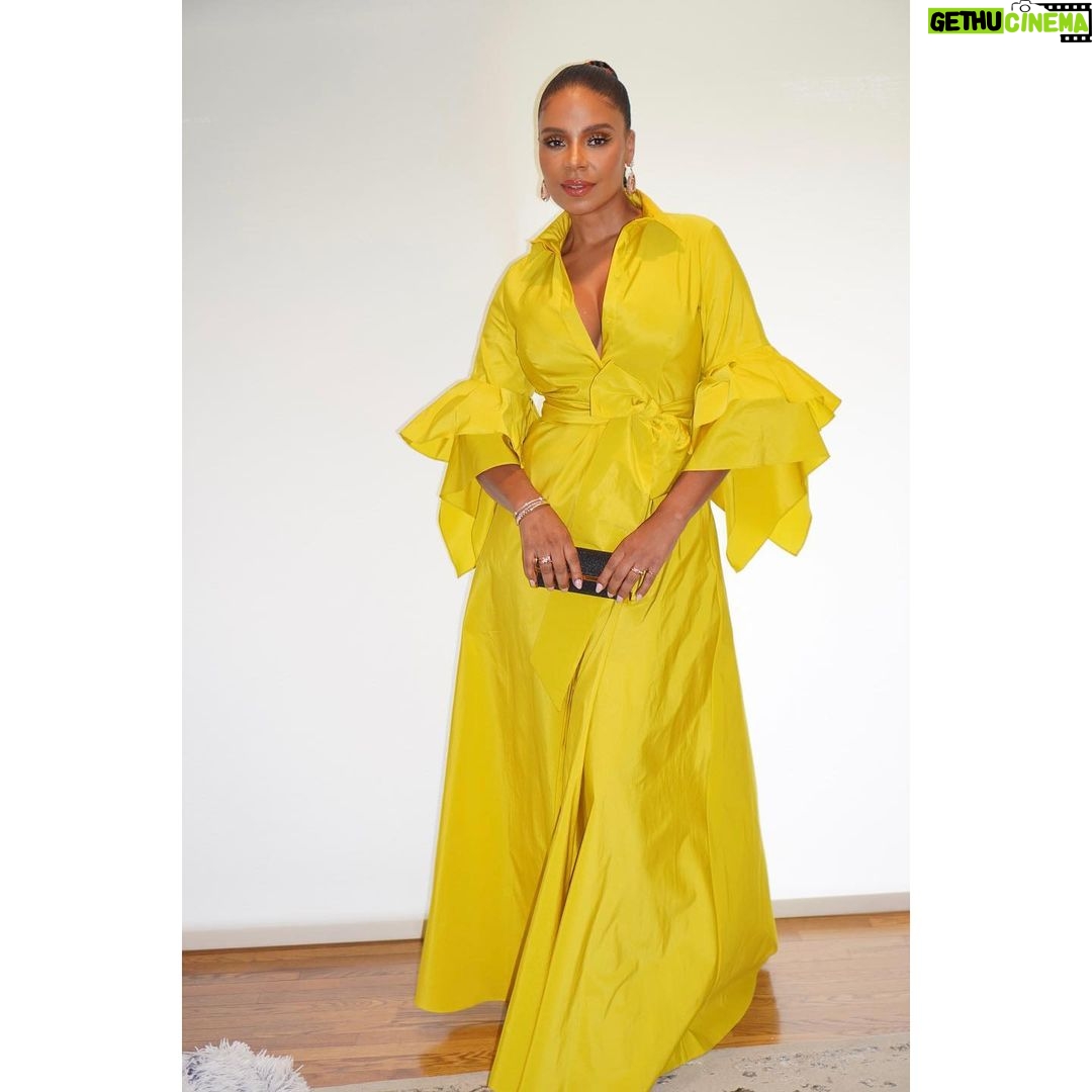 Sanaa Lathan Instagram - Yellow for #Emmys! Thank to the @televisionacad for this incredible honor. We had a blast last night. And thank you to my amazing glam squad for making me feel like sunshine. ⭐️ Dress: @carolinaherrera Hair: @kimblehaircare Makeup: @saishabeecham Jewels: @levian_jewelry, @kallatijewelry , @simonejewels Shoes: @badgleymischka