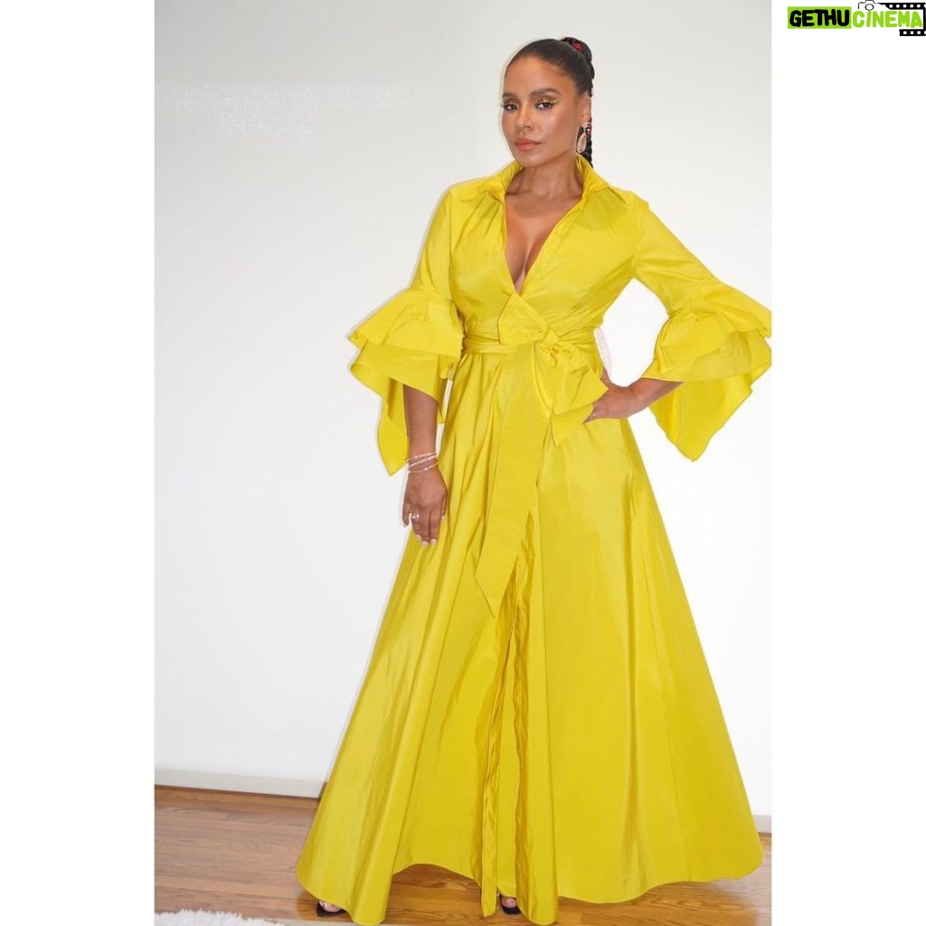 Sanaa Lathan Instagram - Yellow for #Emmys! Thank to the @televisionacad for this incredible honor. We had a blast last night. And thank you to my amazing glam squad for making me feel like sunshine. ⭐ Dress: @carolinaherrera Hair: @kimblehaircare Makeup: @saishabeecham Jewels: @levian_jewelry, @kallatijewelry , @simonejewels Shoes: @badgleymischka
