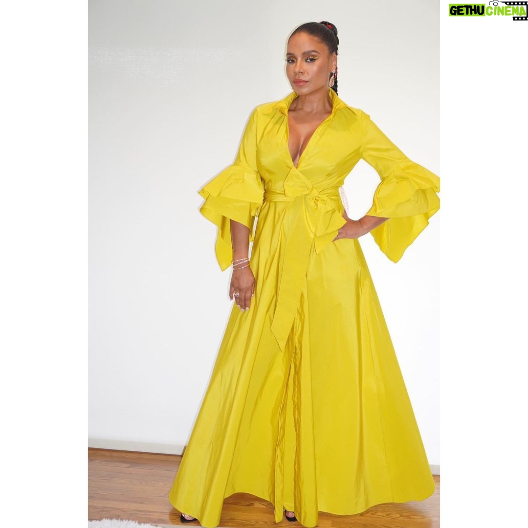 Sanaa Lathan Instagram - Yellow for #Emmys! Thank to the @televisionacad for this incredible honor. We had a blast last night. And thank you to my amazing glam squad for making me feel like sunshine. ⭐️ Dress: @carolinaherrera Hair: @kimblehaircare Makeup: @saishabeecham Jewels: @levian_jewelry, @kallatijewelry , @simonejewels Shoes: @badgleymischka