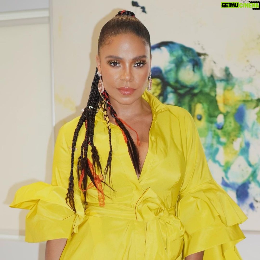 Sanaa Lathan Instagram - Yellow for #Emmys! Thank to the @televisionacad for this incredible honor. We had a blast last night. And thank you to my amazing glam squad for making me feel like sunshine. ⭐️ Dress: @carolinaherrera Hair: @kimblehaircare Makeup: @saishabeecham Jewels: @levian_jewelry, @kallatijewelry , @simonejewels Shoes: @badgleymischka