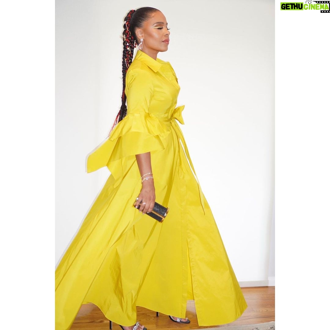 Sanaa Lathan Instagram - Yellow for #Emmys! Thank to the @televisionacad for this incredible honor. We had a blast last night. And thank you to my amazing glam squad for making me feel like sunshine. ⭐️ Dress: @carolinaherrera Hair: @kimblehaircare Makeup: @saishabeecham Jewels: @levian_jewelry, @kallatijewelry , @simonejewels Shoes: @badgleymischka