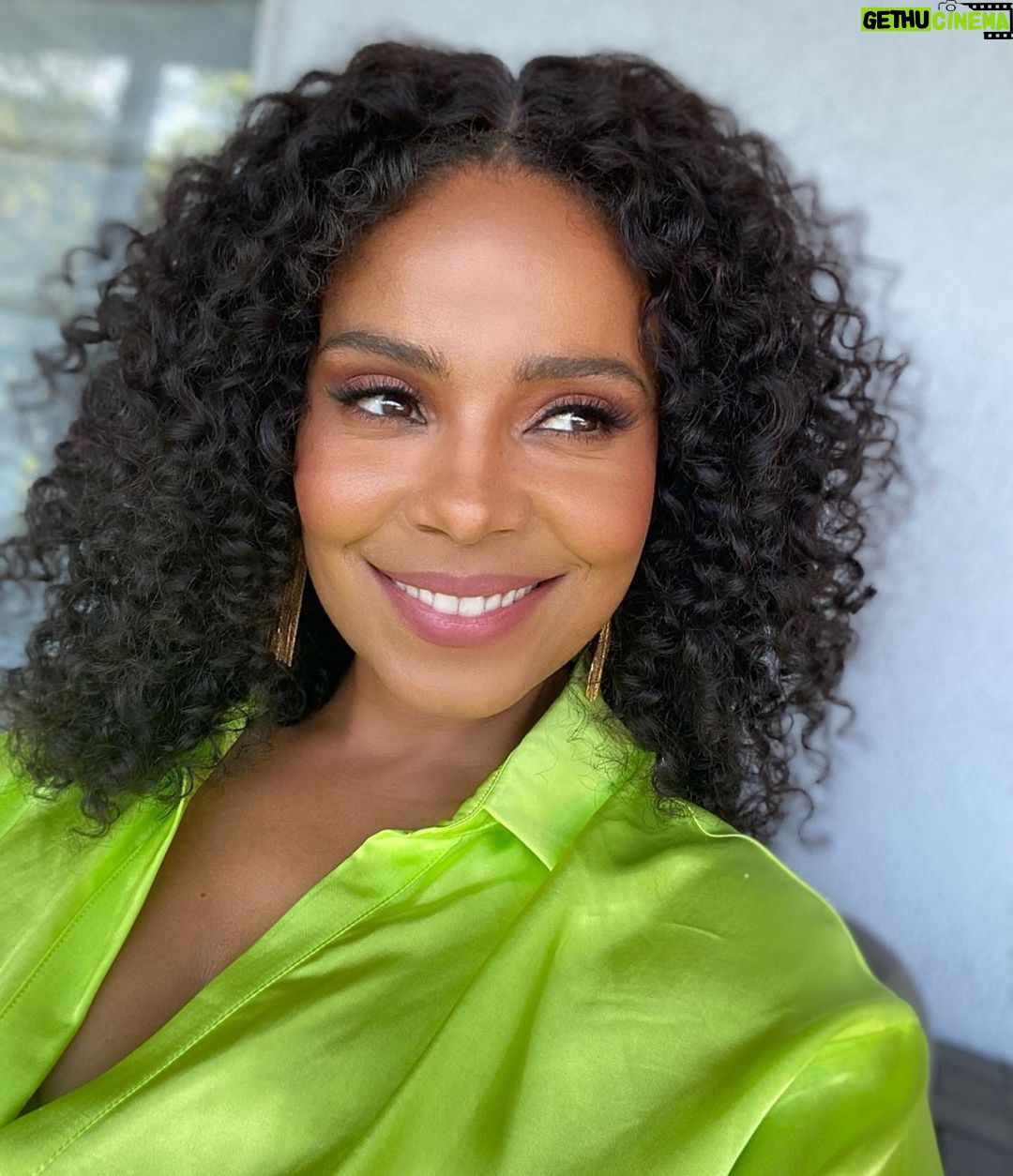 Sanaa Lathan Instagram - Summer satin neon 🍏 #Emmys Los Angeles, California