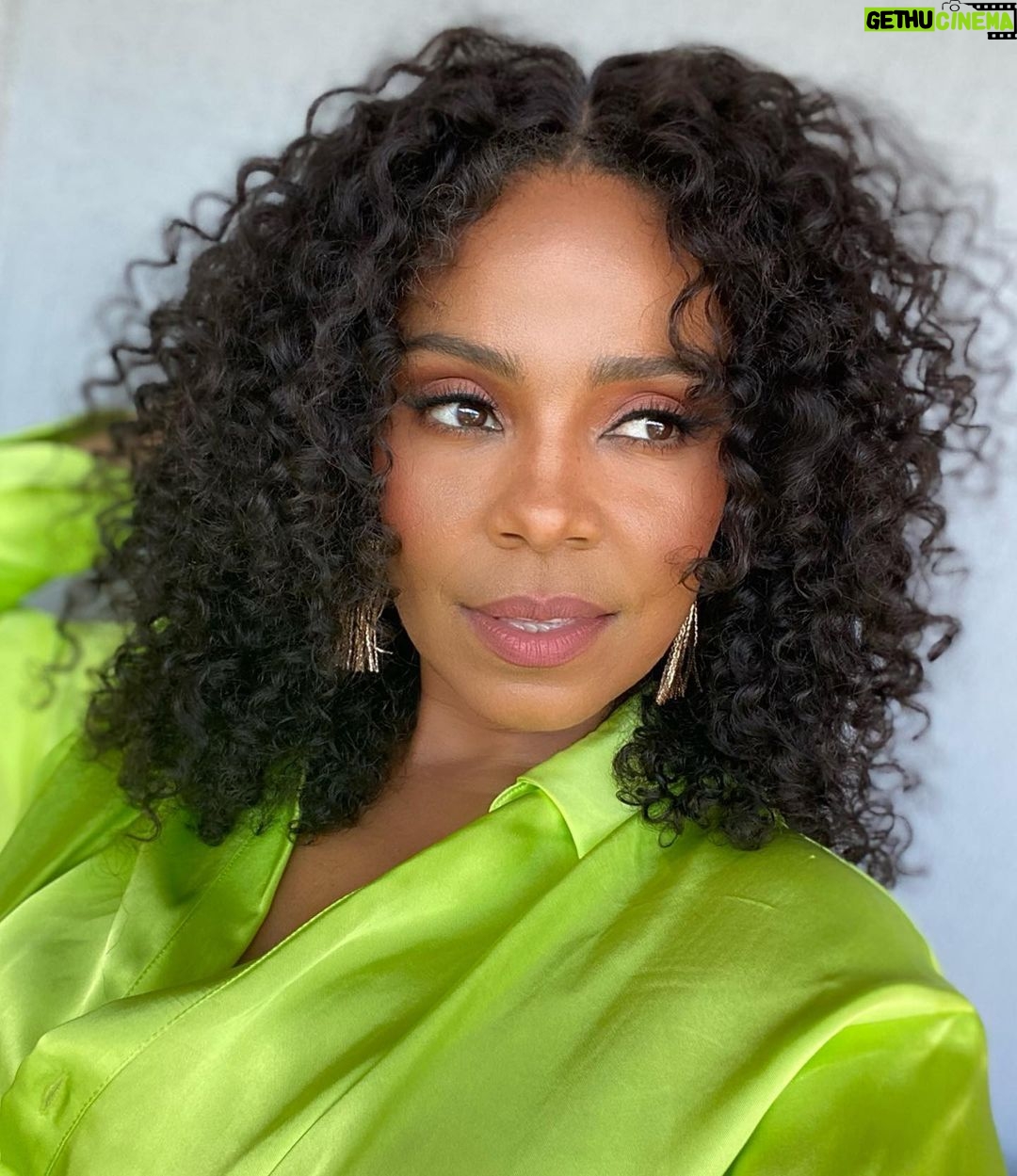 Sanaa Lathan Instagram - Summer satin neon 🍏 #Emmys Los Angeles, California