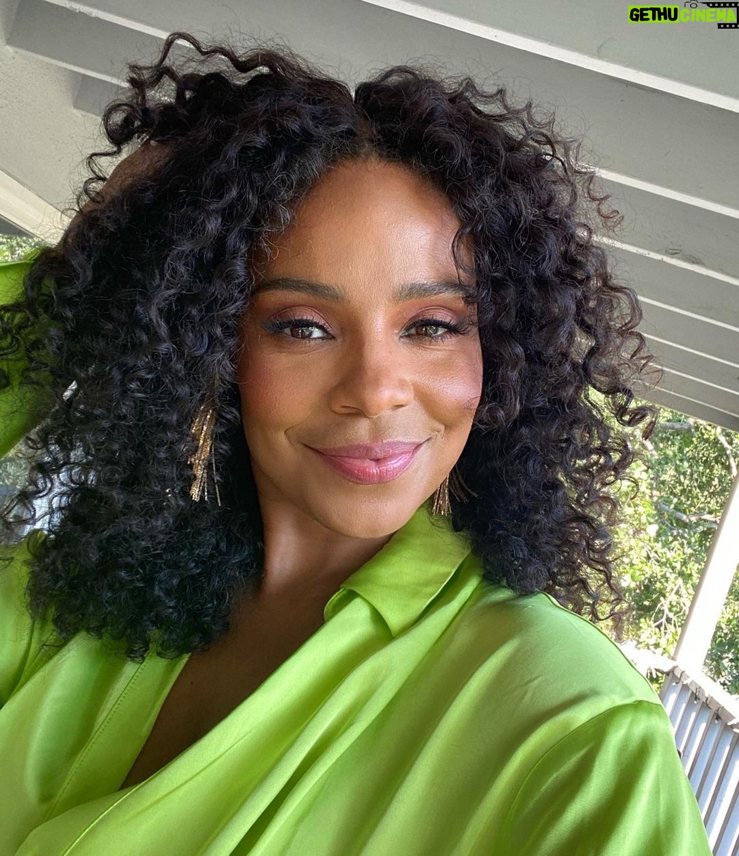 Sanaa Lathan Instagram - Summer satin neon 🍏 #Emmys Los Angeles, California