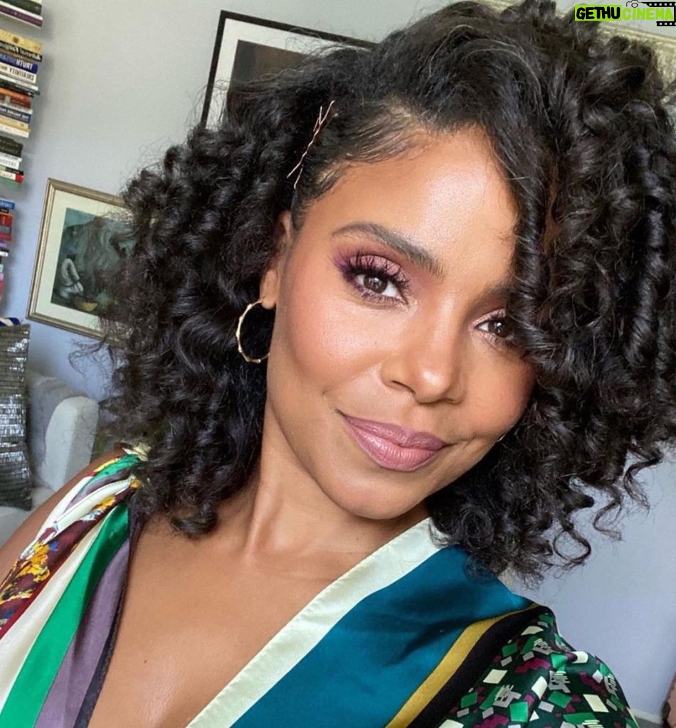 Sanaa Lathan Instagram - Happy #NationalCurlCrushDay my beauties! 🤎 #SWIPELEFT My natural hair journey has been one of the biggest blessings of my life. Constantly discovering different looks and reflections of who I am authentically from day to day has been a beautiful ride.. JOIN ME in the celebration by posting a selfie (old or new) of your gorgeous curls and nominate friends to do the same! Tag @CarolsDaughter & #NationalCurlCrushDay #CurlCrushChallenge This movement was created by @carolsdaughter is all about celebrating Us. 💃🏽#Carolsdaughterpartner
