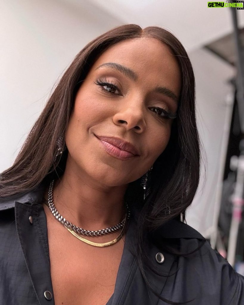 Sanaa Lathan Instagram - It’s Friday and I love you 💋