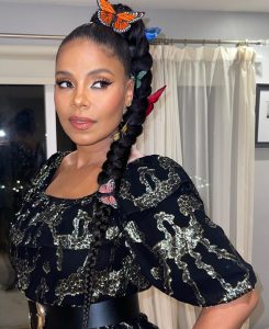 Sanaa Lathan Instagram - Festive glam on my way to @thelamission @thealist.us fundraiser celebration hosted by my girl @morereginahall with my brother @djtendajilathan on the ones and two’s. So much fun and for a great cause ❤️ Glam: @kimblehaircare & @saishabeecham Style: @bleuclothing 🦋