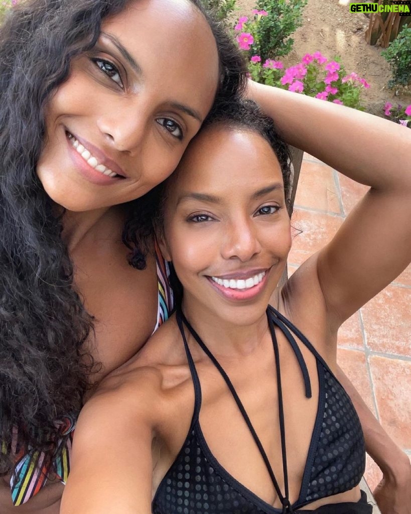Sanaa Lathan Instagram - It runs in the family. My first cousins 🥰 🥰🥰 #Nurse & #Acupuncturist Palm Springs, California