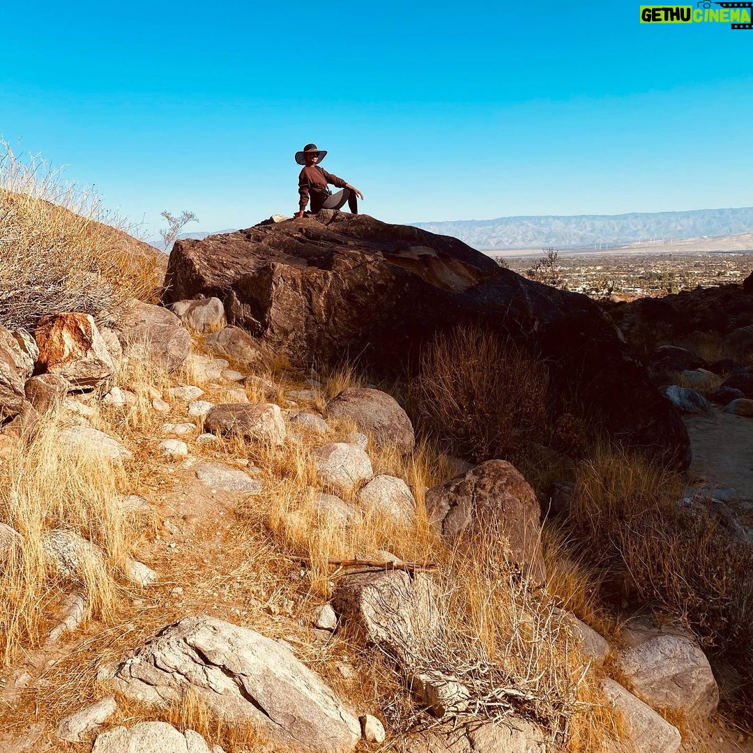 Sanaa Lathan Instagram - Hiking with my Family in this breathtaking place #natureismedicine 🌾⛰🌾⛰🌾 Whitewater Preserve