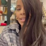 Sanaa Lathan Instagram - Admiring this weave about to get my #superbowl fit at my favorite @bleuclothing. Who y’all rooting for? 🏈