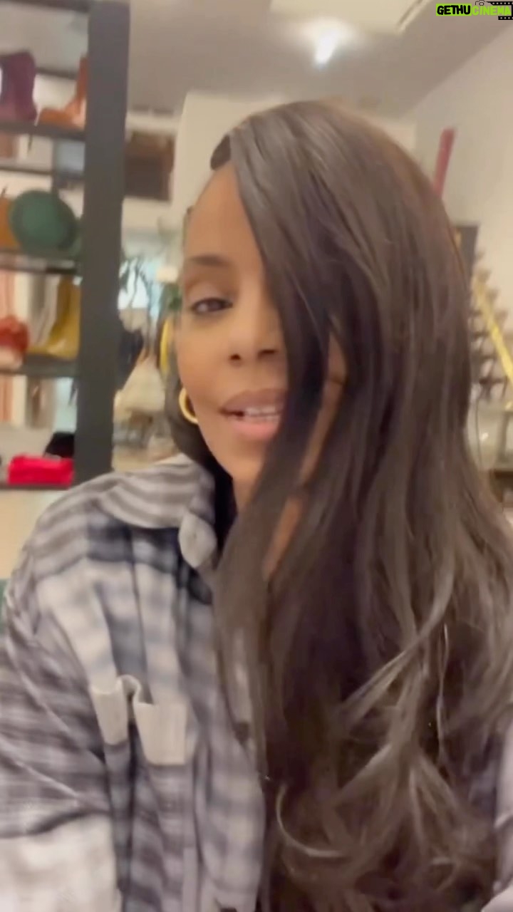 Sanaa Lathan Instagram - Admiring this weave about to get my #superbowl fit at my favorite @bleuclothing. Who y’all rooting for? 🏈