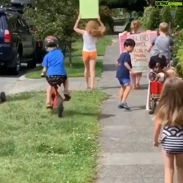 Sanaa Lathan Instagram - This right here 🥰 #thefuture #volumeup #Repost from @entertainmenttakeover_ The babies! This is the age where their minds are either shaped for the good or for the bad, and these kiddos are raising money to donate to #theurbanleague in the name of #blacklivesmatter. (🎥 @heatherchristo) America