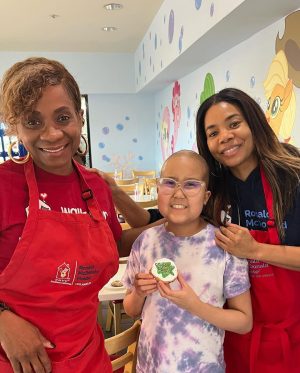 Sanaa Lathan Instagram - Happy Thanksgiving, my Loves. Had the best morning ever w/ @luvelisaperry & @morereginahall visiting & baking cookies for the kids of the #RonaldMcDonaldHouse Wishing you all so much laughter, bomb ass food and wonderful family time this weekend ❤️