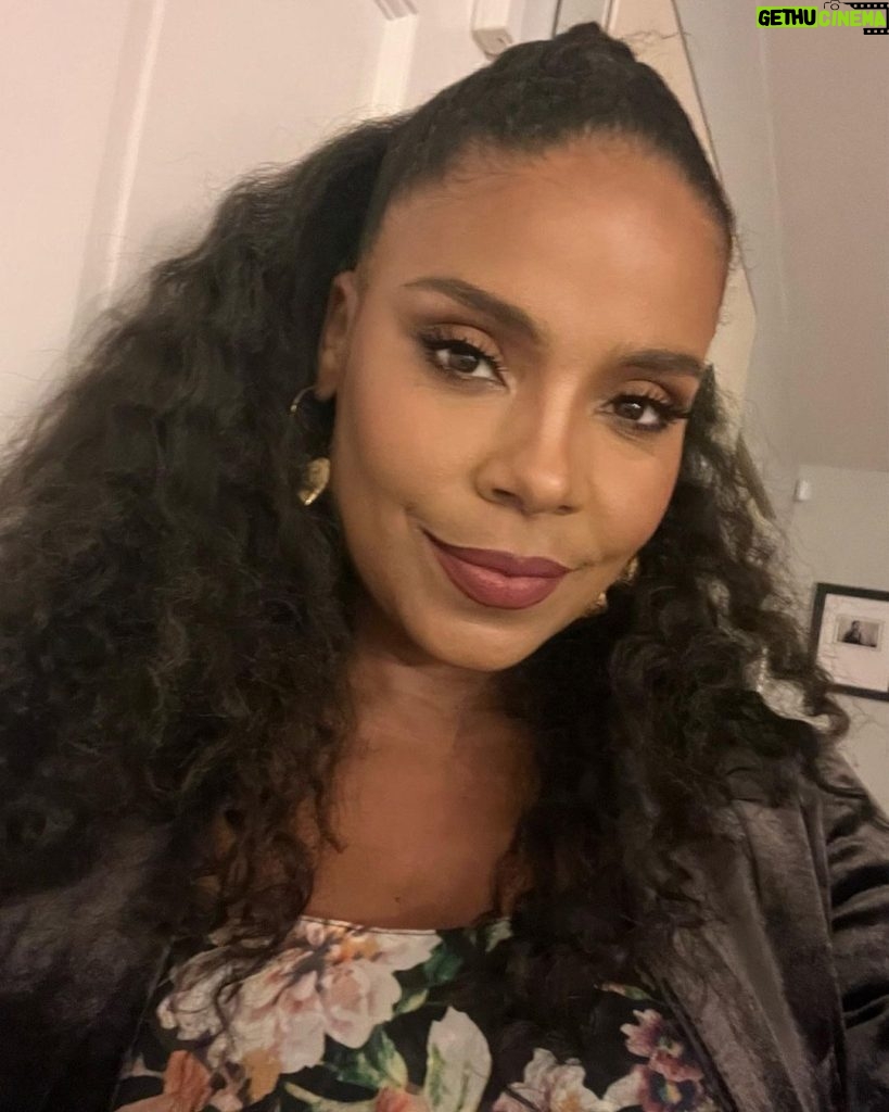 Sanaa Lathan Instagram - Twinkle sparkle tinsel dreams City of angels sings for me Songs of Christmas hope and rest Wishing you the very best… Of everything 💫