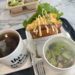 Sananthachat Thanapatpisal Instagram - เดินหาของกินก่อนไปแข่ง Poker ทุกวันนนนน 🥪🥯