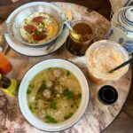Sananthachat Thanapatpisal Instagram - แปะพิกัดร้านกาแฟที่ฝนชอบในช่วงนี้ค้าบ ร้าน สมันเตา ในปาร์คนายเลิศ มีทั้งกาแฟ อาหารเช้า ข้าวต้มนี่ของโปรดของฝนเลย ชาเย็นคือออริจินอลถูกต้องมากๆ . เผื่อใครอยากเปลี่ยนฟีลมาในนั่งในสวน ชิวๆ คนไม่เยอะด้วยค่า มานั่งอ่านหนังสือก็ดีเลย 🌿 ฝนมากับคุณแม่ คุณแม่ชอบที่นี่มากๆค่ะ 💕 Samantao Heritage Coffee at Park of Nai Lert