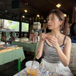 Sananthachat Thanapatpisal Instagram - 1.รูปที่หนึ่ง แอบลอกการบ้านเพื่อน ว่าคนอื่นเค้าร้อยกันยังไง 2.จริตจีบมือนี่รู้เลยว่าถนัดเว่อ 3.ทำเข็มหาย แล้วบอกแม่ว่าเมื่อกี้มันอยู่ในมือตรงนี้เลย ตรงเน๊ แต่สุดท้ายแม่ช่วยหาจนเจอ น้องตกอยู่ในร่องไม้ 😂