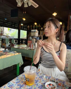 Sananthachat Thanapatpisal Instagram - 1.รูปที่หนึ่ง แอบลอกการบ้านเพื่อน ว่าคนอื่นเค้าร้อยกันยังไง
2.จริตจีบมือนี่รู้เลยว่าถนัดเว่อ 
3.ทำเข็มหาย แล้วบอกแม่ว่าเมื่อกี้มันอยู่ในมือตรงนี้เลย ตรงเน๊ แต่สุดท้ายแม่ช่วยหาจนเจอ น้องตกอยู่ในร่องไม้ 😂
