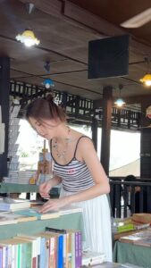 Sananthachat Thanapatpisal Instagram - เชคอินบ้านศิลปินตลาดคลองบางหลวงค่า รับบทสาวหวาน ตัวเล็กตัวน้อยร้อยลูกปัด 😘✨ . มี Vlog นะค้าบ ที่ Channel YT : Sananthachat ( link in bio ) บ้านศิลปิน คลองบางหลวง Artist House Bangkok