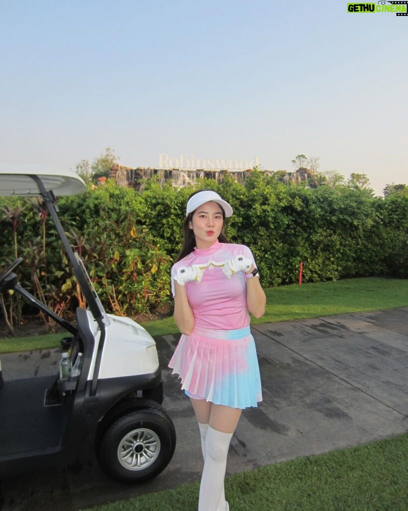 Sananthachat Thanapatpisal Instagram - ⭐️⭐️⭐️⭐️⭐️ @robinswoodgolfclub my new fav golf course ! กรีนเนี๊ยบมาก clubhouse คืออลังการสุดๆ มีออนเซนด้วยย อยากกลับไปตีอีกกก 😍♥️ . #robinswoodgolfclub Robinswood Golf Club