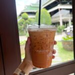 Sananthachat Thanapatpisal Instagram - แปะพิกัดร้านกาแฟที่ฝนชอบในช่วงนี้ค้าบ ร้าน สมันเตา ในปาร์คนายเลิศ มีทั้งกาแฟ อาหารเช้า ข้าวต้มนี่ของโปรดของฝนเลย ชาเย็นคือออริจินอลถูกต้องมากๆ . เผื่อใครอยากเปลี่ยนฟีลมาในนั่งในสวน ชิวๆ คนไม่เยอะด้วยค่า มานั่งอ่านหนังสือก็ดีเลย 🌿 ฝนมากับคุณแม่ คุณแม่ชอบที่นี่มากๆค่ะ 💕 Samantao Heritage Coffee at Park of Nai Lert