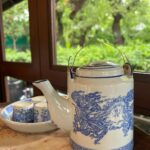 Sananthachat Thanapatpisal Instagram - แปะพิกัดร้านกาแฟที่ฝนชอบในช่วงนี้ค้าบ ร้าน สมันเตา ในปาร์คนายเลิศ มีทั้งกาแฟ อาหารเช้า ข้าวต้มนี่ของโปรดของฝนเลย ชาเย็นคือออริจินอลถูกต้องมากๆ . เผื่อใครอยากเปลี่ยนฟีลมาในนั่งในสวน ชิวๆ คนไม่เยอะด้วยค่า มานั่งอ่านหนังสือก็ดีเลย 🌿 ฝนมากับคุณแม่ คุณแม่ชอบที่นี่มากๆค่ะ 💕 Samantao Heritage Coffee at Park of Nai Lert