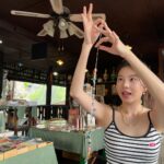 Sananthachat Thanapatpisal Instagram - 1.รูปที่หนึ่ง แอบลอกการบ้านเพื่อน ว่าคนอื่นเค้าร้อยกันยังไง 2.จริตจีบมือนี่รู้เลยว่าถนัดเว่อ 3.ทำเข็มหาย แล้วบอกแม่ว่าเมื่อกี้มันอยู่ในมือตรงนี้เลย ตรงเน๊ แต่สุดท้ายแม่ช่วยหาจนเจอ น้องตกอยู่ในร่องไม้ 😂