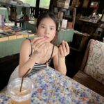 Sananthachat Thanapatpisal Instagram - 1.รูปที่หนึ่ง แอบลอกการบ้านเพื่อน ว่าคนอื่นเค้าร้อยกันยังไง 2.จริตจีบมือนี่รู้เลยว่าถนัดเว่อ 3.ทำเข็มหาย แล้วบอกแม่ว่าเมื่อกี้มันอยู่ในมือตรงนี้เลย ตรงเน๊ แต่สุดท้ายแม่ช่วยหาจนเจอ น้องตกอยู่ในร่องไม้ 😂