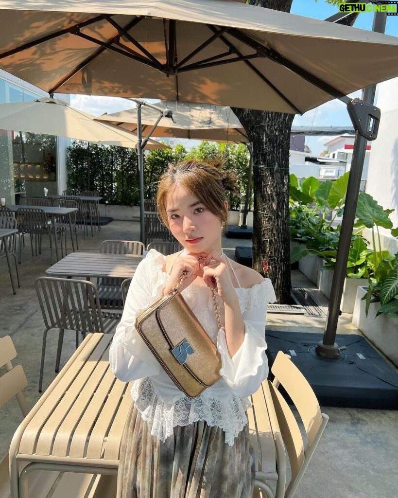 Sananthachat Thanapatpisal Instagram - Start a day with a smile, finish it with a new bag. 😍💖 @katespadeny . #katespadeny #katespadeTH #PATLuxuryGroup