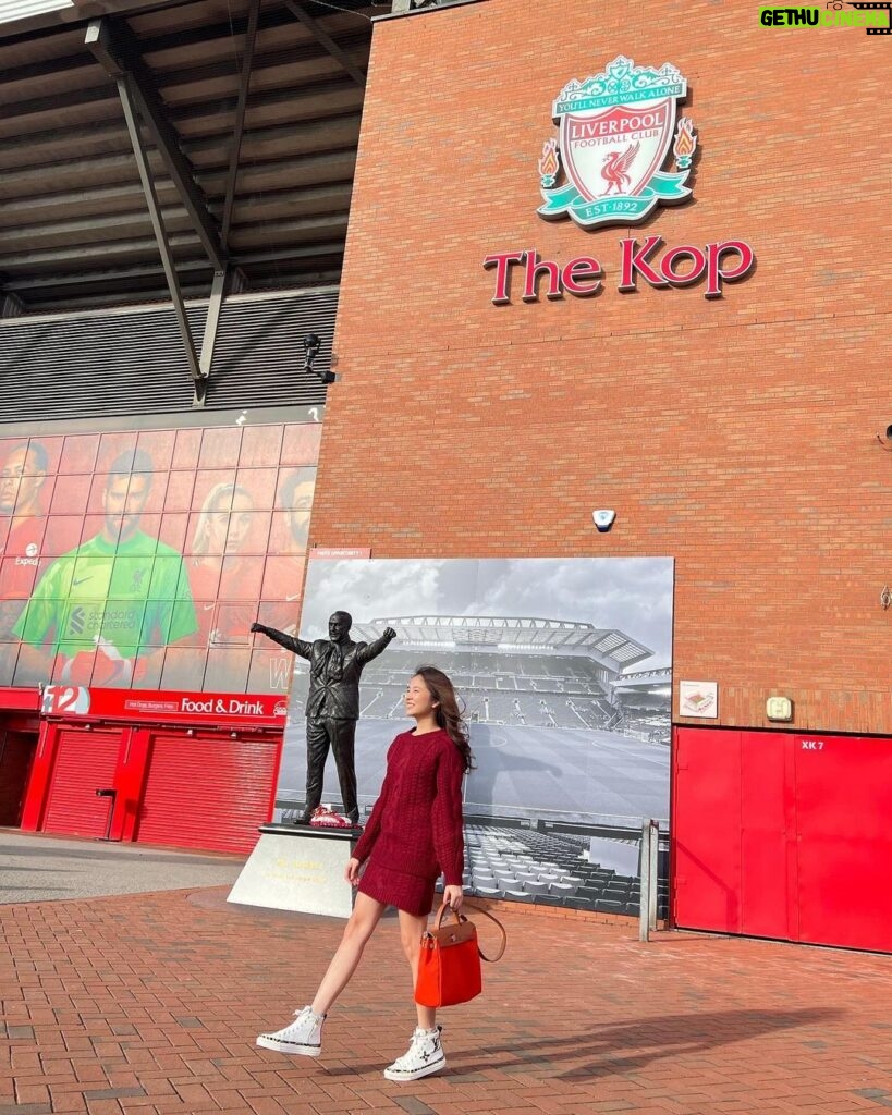 Sananthachat Thanapatpisal Instagram - That’s your decision, and I respect that. It's a truly sad news that Klopp decided to leave the liverpool at the end of this season while all Liverpool fans are in the period where we have full of hope and happiness. I know this gonna happen one day, but never expect it to be this early. With Klopp’s leadership and energy, he brings all the best from player, and gains tremendous love from Liverpool fans. I will always miss the journey the you have created for pass 8 years. With love Sananthachat, Liverpool fans. 🦢♥️